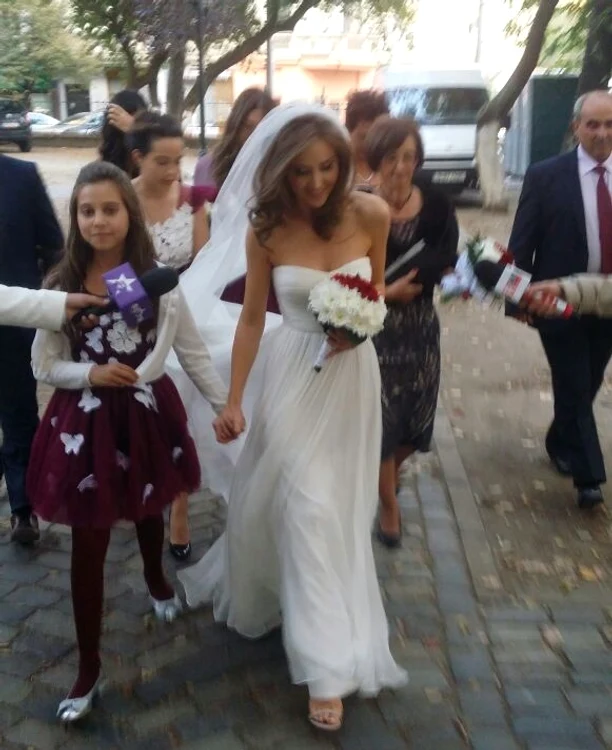 La cununia religioasă, Oana a avut aceleaşi sandale crem