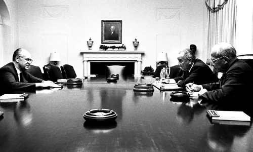 «În numele omenirii vă cerem să nu invadaţi România» jpeg