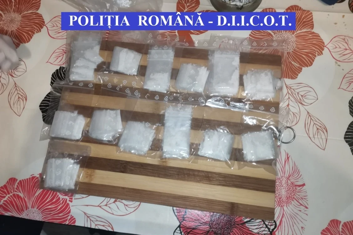 Femeia vindea substanțe psihoactive cu 20 de lei plicul FOTO DIICOT