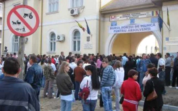 Râmnicu Vâlcea: Cinci absolvenţi pe un job la Bursa Locurilor de Muncă