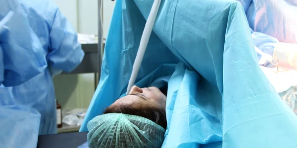 Femeie in operatie - cezariana FOTO Shutterstock