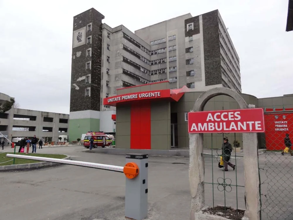 Accesul pe poarta Spitalului Judeţean Slatina a fost drastic limitat  (FOTO: Mugurel Manea)