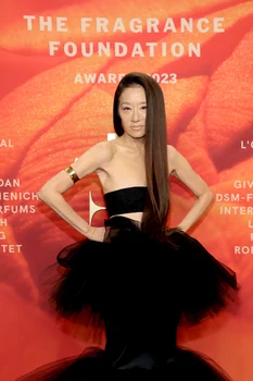 Vera Wang are 74 de ani