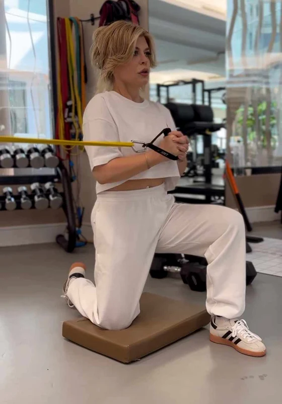 Loredana Groza își lucrează brațele. Sursă: Instagram