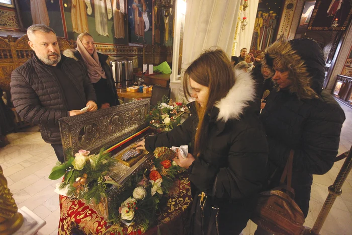 Credincioșii s-au închinat la mâna Sfântului Nicolae. Foto: Sever Gheorghe