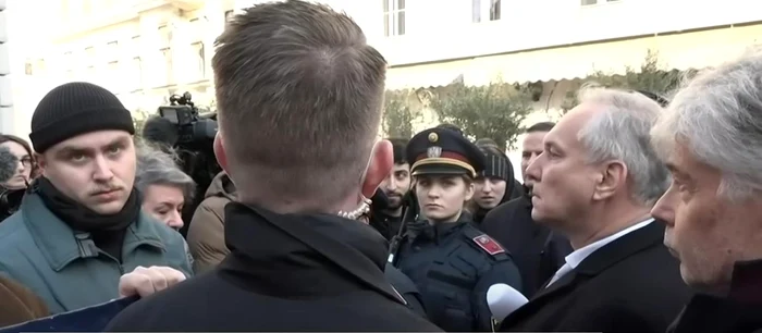 Walter Rosenkranz nu a fost lăsat să depună o coroană de flori. Foto: captură video