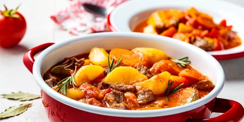 Tocanita de vita cu cartofi  Sursa foto shutterstock 2033198222 jpg