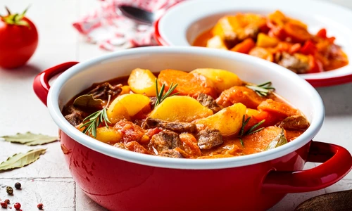 Tocanita de vita cu cartofi  Sursa foto shutterstock 2033198222 jpg