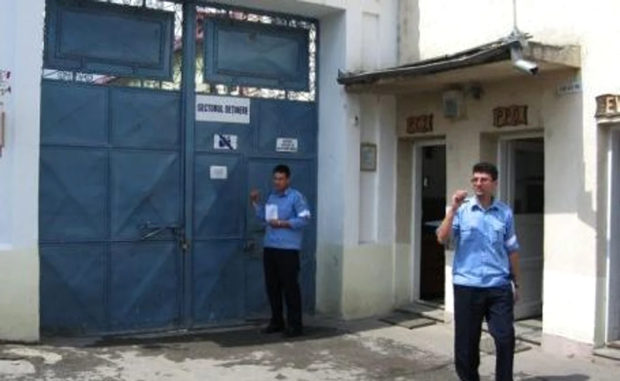 Angajaţii Penitenciarului Codlea protestează şi ei