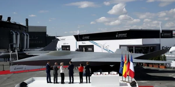 Macheta avionului SCAF prezentata in fata lui Emmanuel Macron (centru) FOTO EPA-EFE