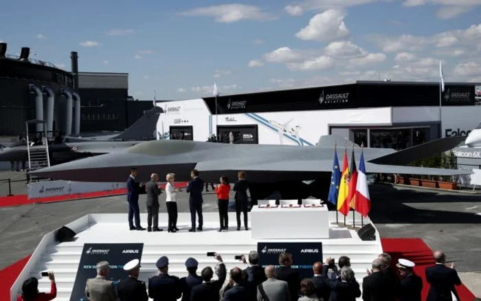 Macheta avionului SCAF prezentată în fata lui Emmanuel Macron (centru) la Salonul Aeronatutic de la Bourget FOTO EPA-EFE