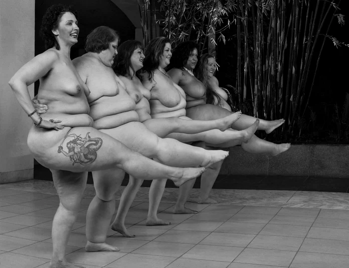 Femeile cu forme rubensiene s-au lăsat fotografiate în diverse ipostaze