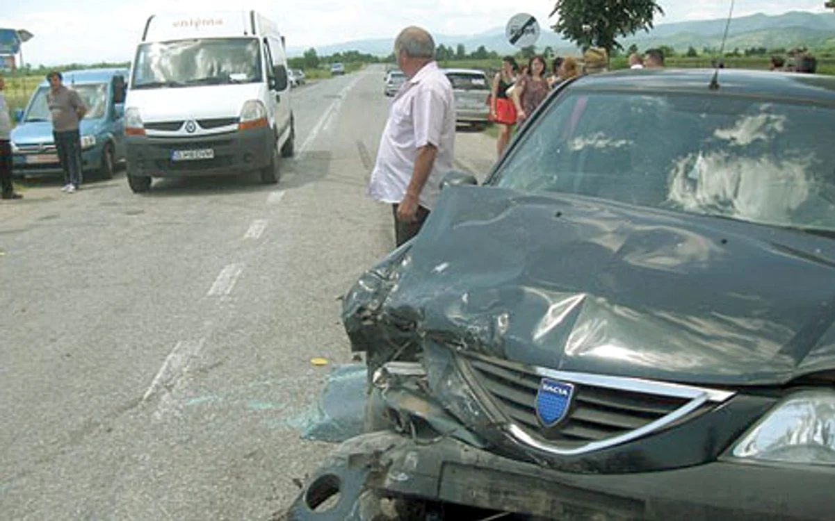 Maşina condusă de şoferul imprudent s-a făcut praf