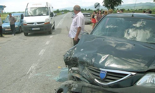 Maşina condusă de şoferul imprudent s a făcut praf jpeg