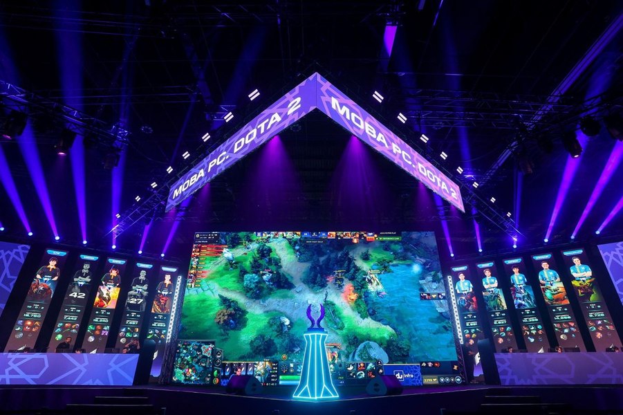 3,1 milioane de dolari, miza Campionatului Mondial de Dota 2. 8 echipe se bat pentru trofeu la Shanghai