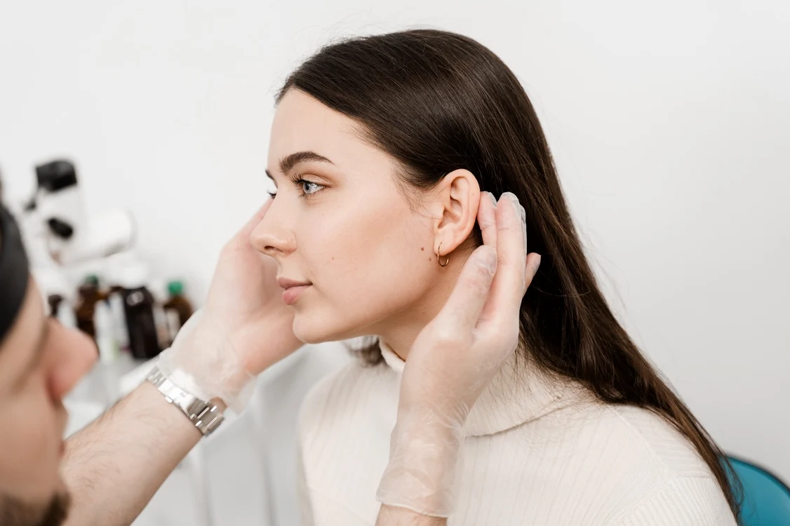 Lobul urechii spune ce origini ai. foto: Shutterstock