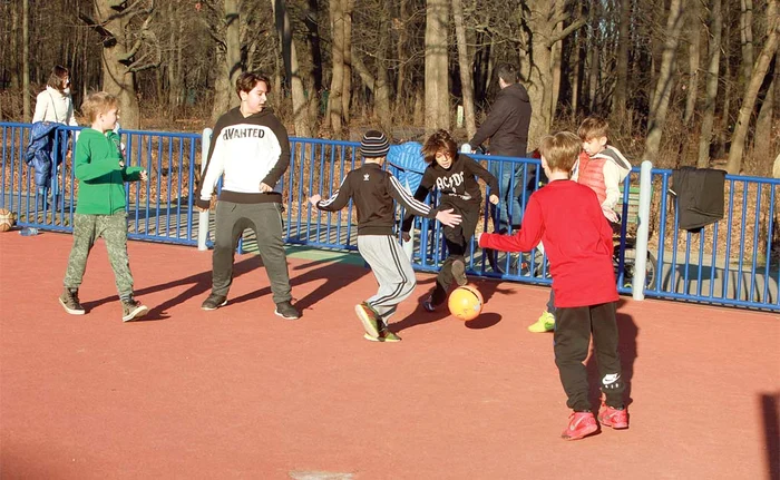 București. Vineri şi ieri, bucureştenii au luat cu asalt parcurile. Au jucat fotbal, s-au dat în carusel sau au mâncat vată de zahăr. Cam tot ce ar face şi primăvara sau vara....