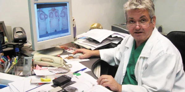 Profesorul Teodor Stamate a realizat în premieră naţională intervenţia de mărire a sânilor cu grăsime