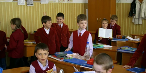 Bacău: Zeci de mii de elevi încep noul an şcolar fără manuale