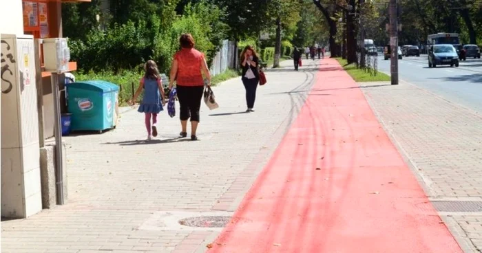 Pista pentru biciclişti de pe bulevardul Carol I din Copou, colorată în roşu FOTO: ziaruldeiasi.ro