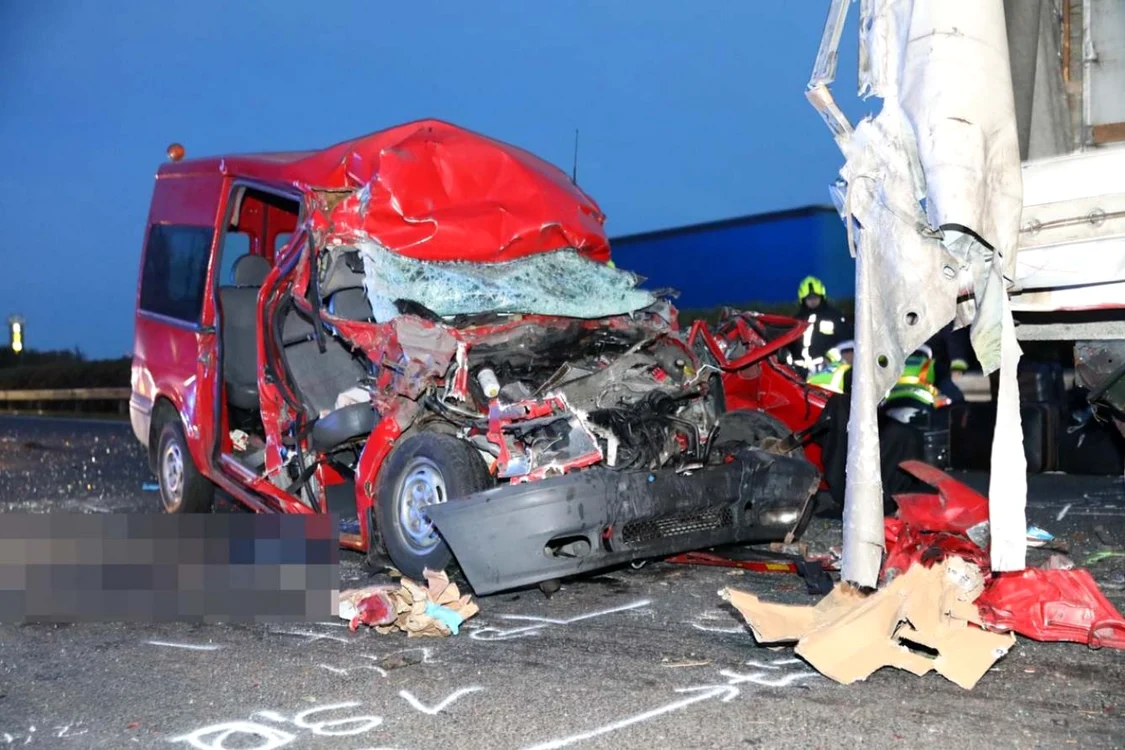 Un microbuz românesc a lovit din spate un camion, cinci persoane au rămas blocate în microbuz, iar un bărbat a fost propulsat din autovehicul. FOTO Nagy Gabor/ Kisalfold.hu