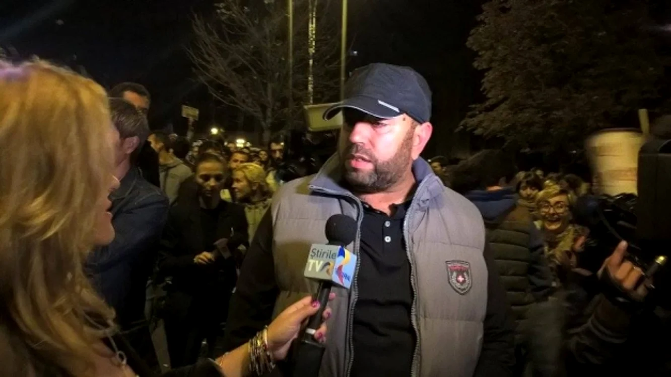 
    Tatăl lui Bogdan Gigină, în mijlocul protestatarilorFoto Mihai Voinea/Adevărul  