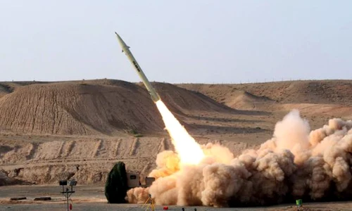 Iranul a lansat atacuri cu „zeci de rachete“ asupra a două baze americane din Irak şi ameninţă că va lovi în SUA în cazul unei riposte jpeg