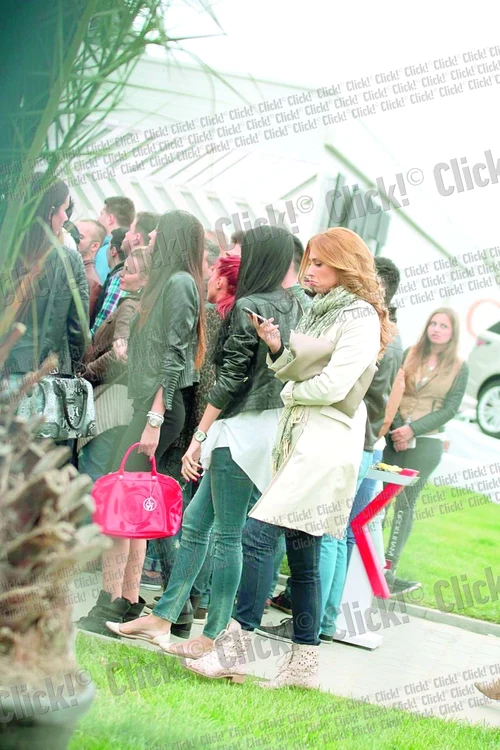 
    După 30 de minute  de aşteptare, a intrat  în sfârşit în club (Fotografii: Mihai Ionescu)  