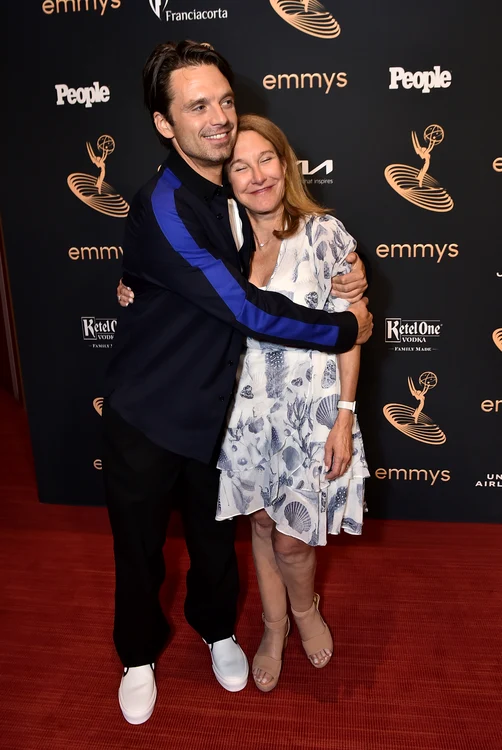 Sebastian Stan pe covorul roșu cu mama lui, Georgeta Orlovschi