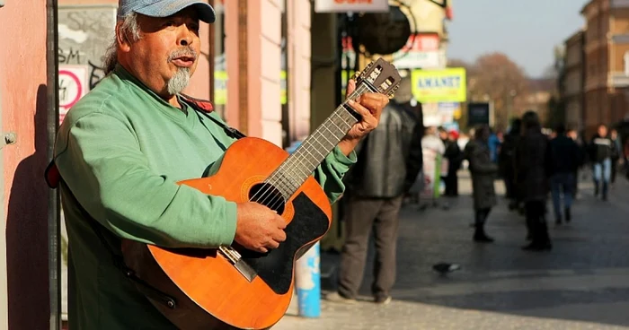 Humberto Aguilara cântat zilnic, timp de zece ani pe strada Republicii. FOTOAdevărul.