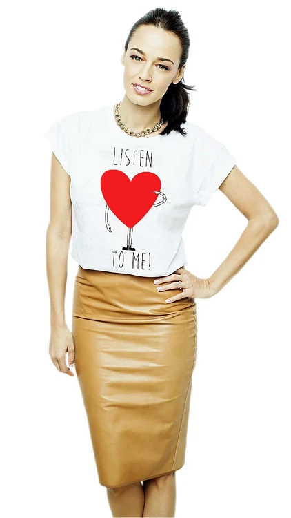 „Ascultă-ţi inima”, ne spune Andreea Raicu prin intermediul tricoului pe care l-a creat (Foto: arhivă personală)