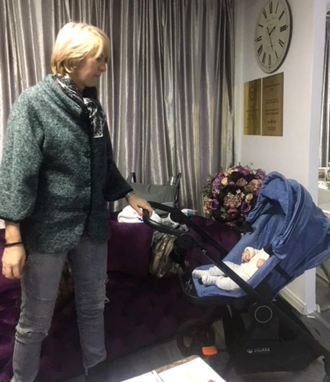 Monica Iagăr a venit cu micuțul Efrem la clinica de înfrumusețare