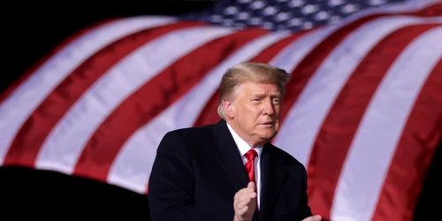 Donald Trump  primeşte salutul  militar la Baza  militară Andrews,  la ora 8 00   jpeg