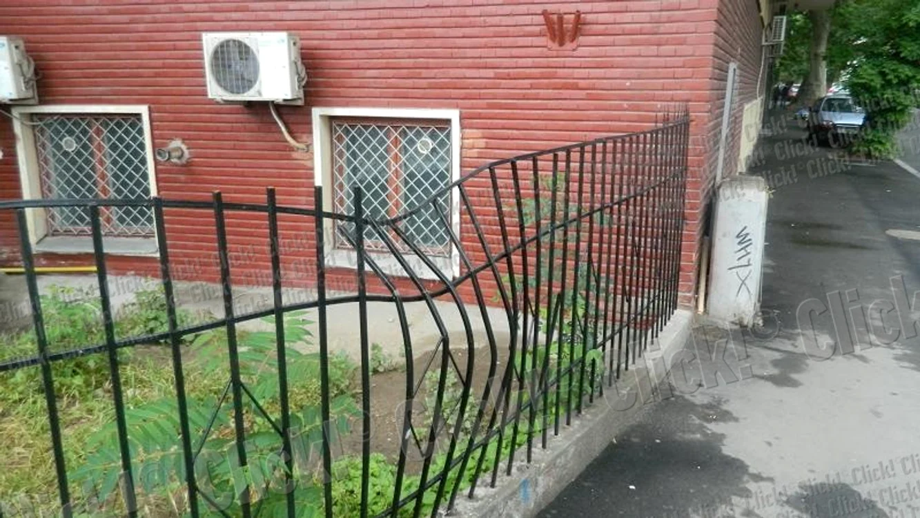 Artista a căzut pe un gard din faţa blocului de unde s-a aruncat