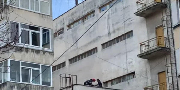 Tânără sinucigaşă din Călimăneşti a încercat să se arunce de pe o clădire din Râmnicu Vâlcea Foto Adevărul