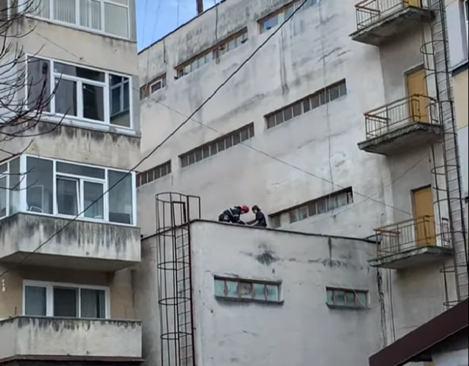 Tânără sinucigaşă din Călimăneşti a încercat să se arunce de pe o clădire din Râmnicu Vâlcea Foto Adevărul