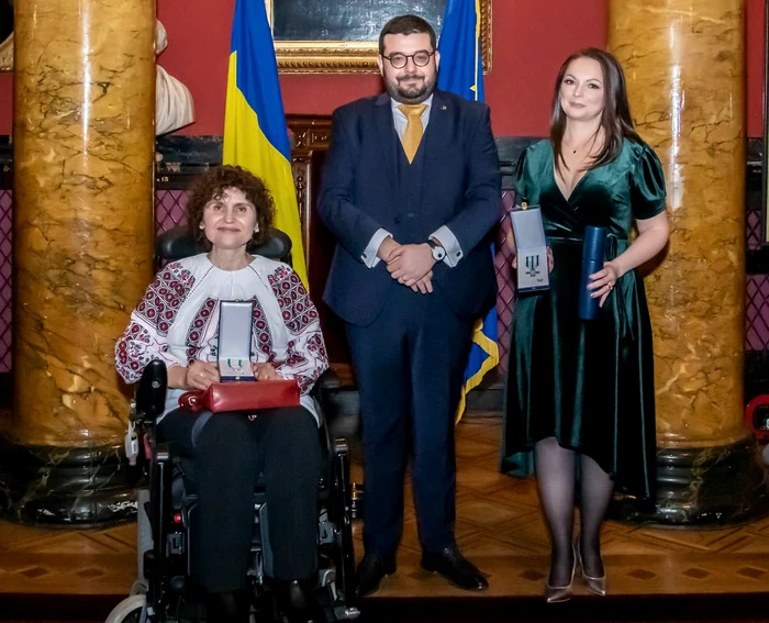 Roxana Nițe și Aurora Constantin, alături de consulul Emmanuel Barbu FOTO Emilija Pruteanu
