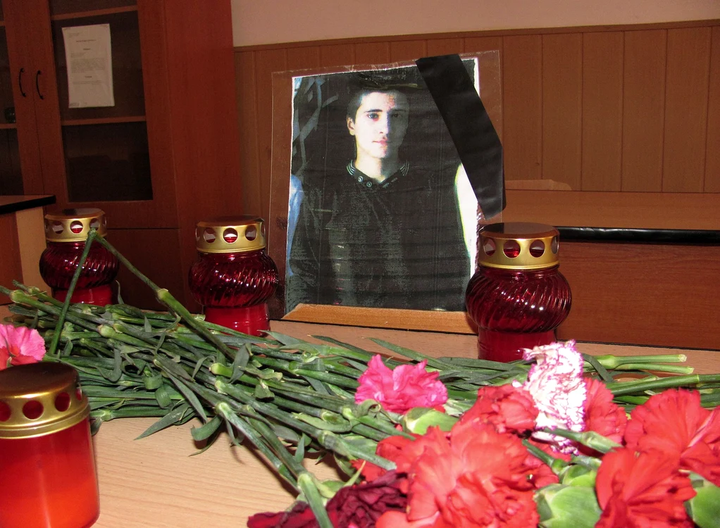 Flori şi lumânări, pe banca lui Adrian