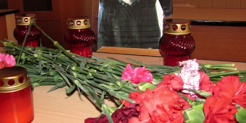 Flori şi lumânări, pe banca lui Adrian