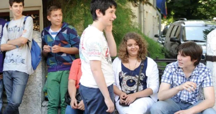 Elevi, în faţa Ministerului Educaţiei, în timpul protestului spontan legat de subiectul de la limba română