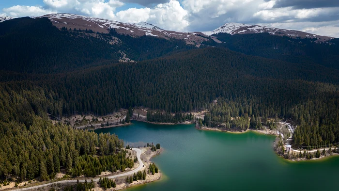 Lacul Bolbolci este supranumit „Marea din Bucegi”. FOTO Gabriel Bîrsan / Facebook