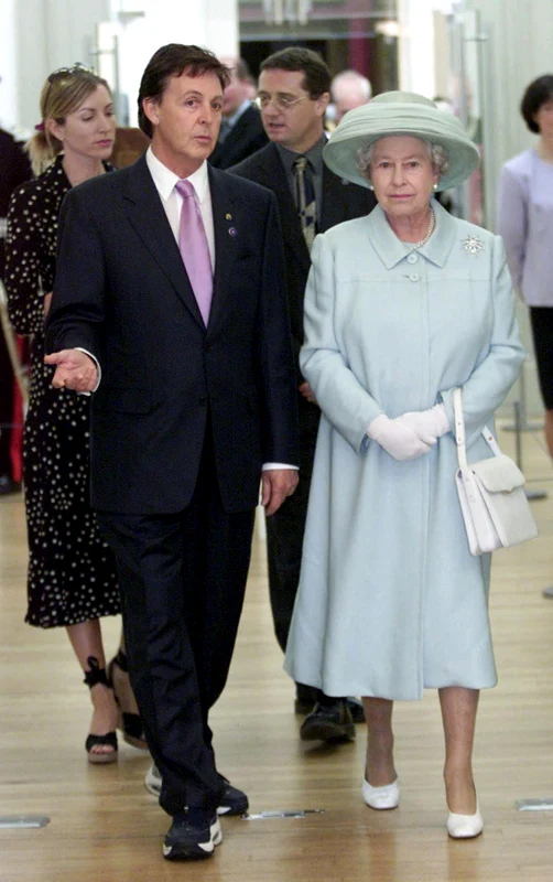 Paul McCartney de la Beatles și Regina Elisabeta a II-a în 2002.