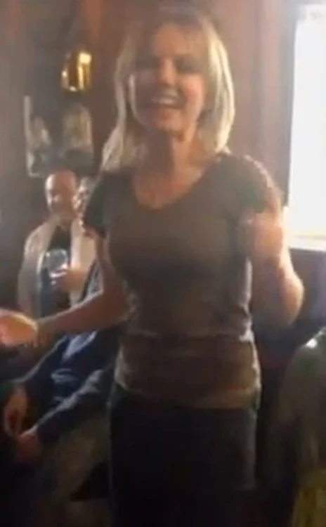 Geri Halliwell a cântat în pub.
