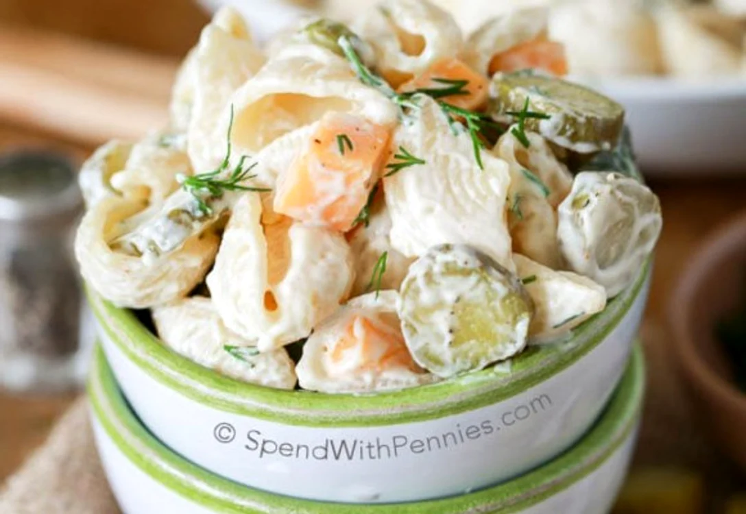 Răsfaţă-te cu o delicioasă salată de paste cu castraveţi muraţi!clickpoftabuna.ro