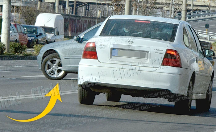 Brigitte Sfăt se asigură când iese din parcare, dar apoi taie banda continuă, fără a-i păsa de restul participanţilor la trafic (fotografii: lexar)