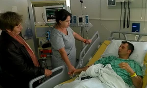 caporalul neagu marcel alaturi de sotia si mama lui jpeg