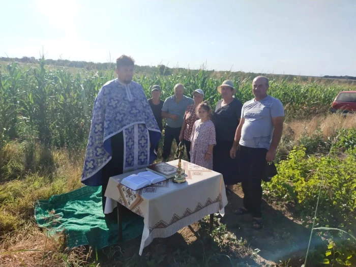 Preoți și credincioși participă la slujbe speciale în zonele afectate de secetă. Foto: basilica.ro