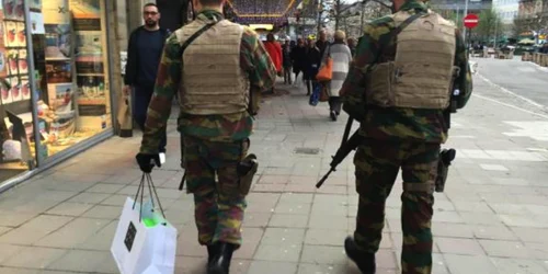 soldat la cumparaturi de craciun bruxelles