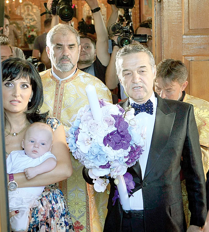 Luminiţa şi Gigi  Becali le-au botezat  şi băieţelul