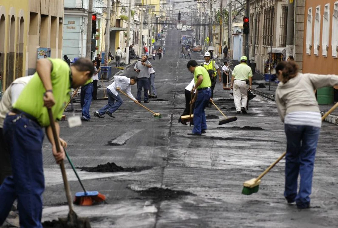 
    Localnicii mătură cenuşa depusă pe străzile din Guatemala City după erupţia vulcanului Pacaya  